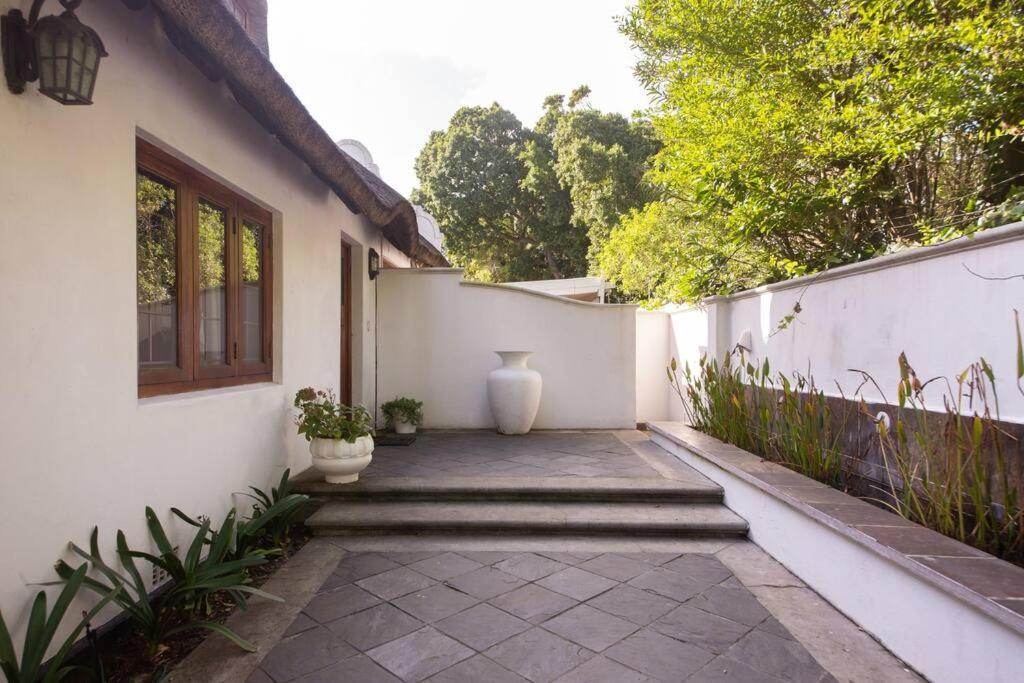 Mawethu Peaceful Garden With Covered Pool And Braai Area Città del Capo Esterno foto