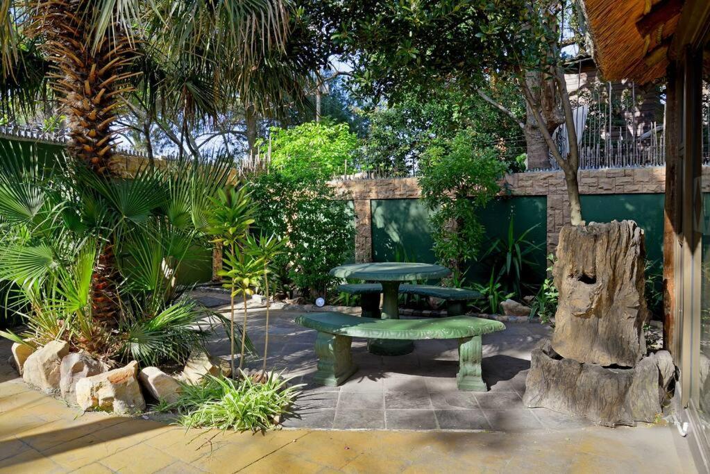 Mawethu Peaceful Garden With Covered Pool And Braai Area Città del Capo Esterno foto